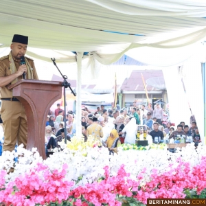 Plt.  Gubernur Audy Joenaldi ketika membuka MTQ ke 41 Tingkat Kabupaten Pesisir Selatan di Sutera, Senin (21/10/2024). Foto: Kominfo Pessel