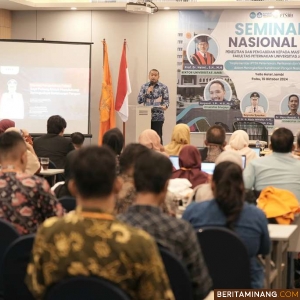 Plt. Gubernur Sumbar, Audy Joinaldy saat menjadi pembicara utama dalam Seminar Nasional Ke-VI Fakultas Peternakan Universitas Jambi dengan tema "Implementasi IPTEK Peternakan, Perikanan, dan Veteriner dalam Meningkatkan Ketahanan Pangan Nasional" di Jambi, Rabu (16/10/2024). Foto:Adpim Sumbar