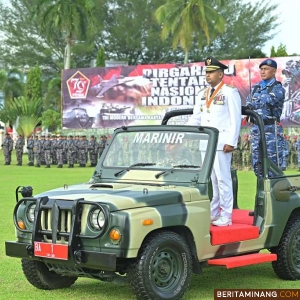 Pelaksana Tugas (Plt) Gubernur Sumatera Barat, Audy Joinaldy bertindak sebagai pemimpin upacara dalam perayaan Hari Ulang Tahun (HUT) Tentara Nasional Indonesia (TNI) Ke-79 di halaman Istana Gubernuran, Sabtu (5/10/2024). Foto: Adpim Sumbar