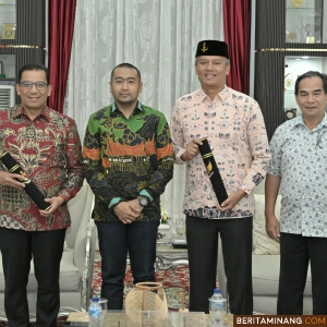 Pelaksana Tugas (Plt) Gubernur Sumatera Barat (Sumbar), Audy Joinaldy berpose usai menyerahkan Surat Keputusan (SK) Menteri Dalam Negeri mengenai perpanjangan masa jabatan Penjabat (Pj) Wali Kota Padang Panjang dan Pj. Wali Kota Pariaman di Istana Gubernuran, Senin malam, (14/10/2024). Foto: Adpim Sumbar