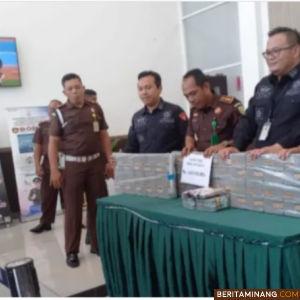 Pihak Kejati Sumbar memberikan keterangan terkait kasus dengan tersangka Plt Kabag Umum Dharmasraya, Ade Chandra. Foto: Langgam