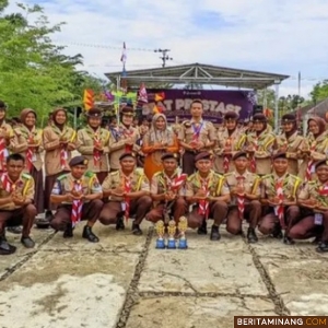 Tim Pramuka Didampingi oleh pembina Pramuka SMKN 1 Koto Baru, Putri Ramadhana dan Asep Soofiatna. Foto: Kominfo Dharmasraya