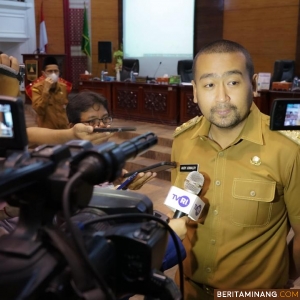 Plt Gubernur Sumbar Audy Joinaldy saat memberikan keterangan pers. Foto: Adpim Sumbar