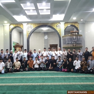 Kegiatan Subuh Mubarak UNP yang dilaksanakan secara luring bersama Ustaz Dr. Muhd. Al Hafizh, S.S., M.A.,  pada Jumat (25/10) bertempat di Masjid Raya Al-Azhar Kampus UNP Air Tawar Padang. Foto dokumentasi ET.