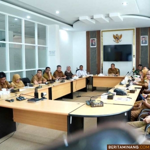 Rapat Kordinasi Pengendalian Inflasi secara daring bersama Kemendagri yang diikuti Penjabat (Pj)  Wali Kota, Sonny Budaya Putra, AP, M.Si, unsur Forkopimda dan pejabat terkait, Senin (7/10/2024) di ruang VIP Balai Kota. Foto: Kominfo Padang Panjang