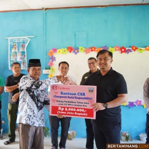 Bupati Dharmasraya Sutan Riska saat berada di SDN 01 Sembilan Koto menyerahkan bantuan Corporete Social Responsibility (CSR) Execellencia Surakata kepada Kepala SDN 01 Sembilan Koto, Thamrin, Rabu (30/10/2024. Foto: Kominfo Dharmasraya