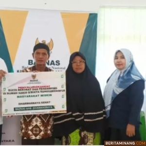 Ketua Baznas Kabupaten Dharmasaraya Z Lubis foto bersama usai  menyalurkan zakat untuk bantuan biaya berobat dan pendampingan di rumah sakit dalam program Dharmasraya, beberapa waktu lalu. Foto: Kominfo Dharmasraya