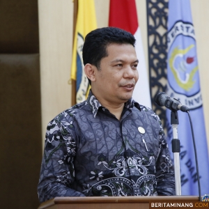 Wakil Rektor IV (WR IV) UNP, Dr. rer. nat. Deski Beri, S.Si, M.Si saat menerima kunjungan sebanyak 375 siswa dari dua sekolah, yaitu SMA Negeri 1 Banuhampu dan SMA Negeri 2 Tilatang Kamang, Rabu (16/10/2024) di Aula Fakultas Matematika dan Ilmu Pengetahuan Alam (FMIPA). Foto: Humas UNP