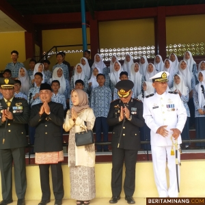 Pj Bupati Pesisir Selatan, Era Sukma bersama Forkopimda dan pelajar dalam sebuah kegiatan di Painan. Foto: Kominfo Pessel
