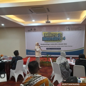 Suasana kegiatan Pendampingan Usaha Mikro Mandiri 2024 di Padang selama dua hari dimulai Selasa (5/11/2024) di Padang. Acara ini merupakan kolaborasi Kementerian Koperasi dan UMKM dengan Universitas Gadjah Mada. Foto: Rokcalva