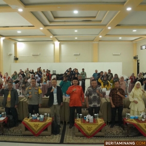 Komisioner Bawaslu Padang Panjang, Agus Salim foto bersama usai membuka kegiatan Sosialisasi Pengawasan Tahapan Pemilihan Bagi Disabilitas yang berlangsung di Auditorium Mifan Waterpark, Sabtu (2/11/2024). Foto: Kominfo Padang Panjang