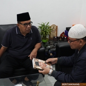 Anak sulung Zainal Bakar, Dr. Is Prima Nanda yang kini Dekan Fakultas Teknik Universitas Andalas (2024-2029) saat bertemu Kepala Dinas Komunikasi dan Informatika (Kominfo) Padang Panjang, Drs. Ampera Salim, SH, M.Si, Jumat (22/11/24). Foto: Kominfo Padang Panjang