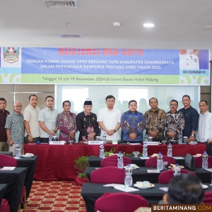 Bupati Sutan Riska foto bersama di sela-sela kegiatan Asistensi Rencana Kerja Anggaran Satuan Kerja Perangkat Daerah (RKS SKPD) pada APBD Kabupaten Dharmasraya tahun anggara 2025, Sabtu (16/11/2024). Foto: Kominfo Dharmasraya