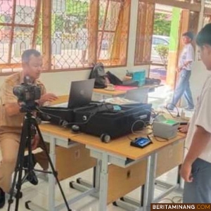 Petugas Dinas Dukcapil Pessel saat melakukan perekaman KTP-pl Pemula di SMA Negeri 1 Bayang. Foto: Kominfo Pessel