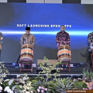 Wakil Menteri Agama (Wamenag) RI, Muhammad Syafi'i, secara resmi meluncurkan aplikasi terbaru Badan Pengelola Keuangan Haji (BPKH) yang dinamai BPKH Apps di Santika Premier Hotel, Padang, Sabtu (2/11/2024). Foto: Biro Adpim Sumbar