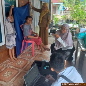 Petugas Disdukcapil ketika melakukan perekaman E-KTP bagi disabilitas dan lansia Lansia di Nagari Painan Selatan, Kecamatan IV  Jurai, Selasa (5/11/2024). Foto: Kominfo Pessel