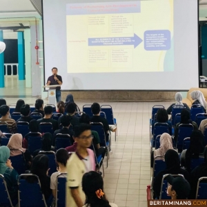 Prof. Indrayuda, S.Pd.M.Pd., Ph.D., dosen tetap pada Departemen Pendidikan Seni Drama, Tari dan Musik, Fakultas Bahasa dan Seni UNP, ketika memberikan kuliah di Universiti Malaya. Foto: Dok.ET