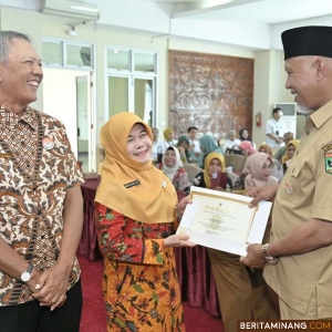 Gubernur Mahyeldi saat Pelepasan Tugas dan Penyerahan Penghargaan dari Gubernur Sumatera Barat bagi PNS yang telah mengabdi hingga Batas Usia Pensiun (Periode Juli-Desember 2024) di Lantai III Kantor Bappeda Sumbar, Senin (25/11/2024). Foto; Biro Adpim Sumbar
