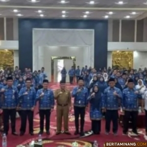 Para peserta foto bersama saat Seminar Penyuluhan Hukum dalam rangka memperingati HUT KORPRI ke-53 tahun 2024 di Pemerintah Kabupaten Dharmasraya, Senin (25/11/2024) di Auditorium Kantor Bupati Dharmasraya. Foto: Ist.