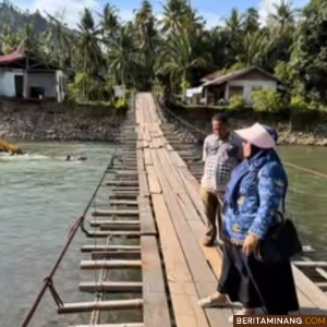 Kondisi Jembatan Gantung yang melewati sungai di Pelangai Gadang,Kecamatan Ranah Pesisir, Kabupaten Pesisir Selatan. Foto: Kominfo Pessel