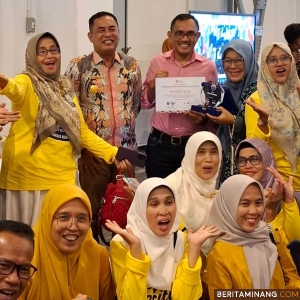 Pjs Bupati Pessel, Erasukma Munaf bersama Tim Dinas Pendidikan dan Kepala Sekolah Dasar Negeri (SDN) 09 Pancung Soal, Kabupaten Pesisir Selatan (Pessel) Dermawati, SPd memperlihatkan Penghargaan Dewi Sartika Award. Foto: Kominfo Pessel