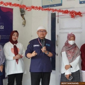 Kadis Kominfo, Drs. Ampera Salim, SH, M.Si saat melepas mahasiswa Studi Jurnalistik Universitas Islam Negeri Mahmud Yunus Batusangkar magang di Kominfo Padang Panjang. Foto: Kominfo Padang Panjang