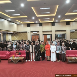 Wakil  Dekan I FBS UNP, Dr. Havid Ardi foto bersama usai membuka The Second Seminar English for Young Learner (EFYL) 2024 di Auditorium FBS UNP pada hari Minggu, 24 November 2024. Foto: Dok. MR