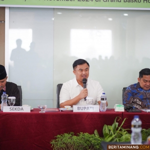 Bupati Dharmasraya, Sutan Riska Tuanku Kerajaan ketika membuka kegiatan Asistensi Rencana Kerja Anggaran Satuan Kerja Perangkat Daerah (RKS SKPD) pada APBD Kabupaten Dharmasraya tahun anggara 2025, Sabtu (16/11/2024). Foto: Kominfo Dharmasraya