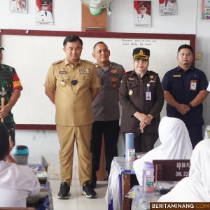 Bupati Dharmasraya, Sutan Riska Tuanku Kerajaan bersama Forkopimda, saat menghadiri ujicoba pemberian makan siang bergizi gratis kepada siswa sekolah, Pulau Punjung, Senin (25/11/2024). Foto: Kominfo Dharmasraya