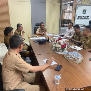 Kepala Biro Kesra Setdaprov Sumbar, Al Amin di Padang, ketika memimpin rapat soal pembangunan Kantor MUI Sumbar, Selasa (19/11/2024). Foto: Biro Adpim Sumbar