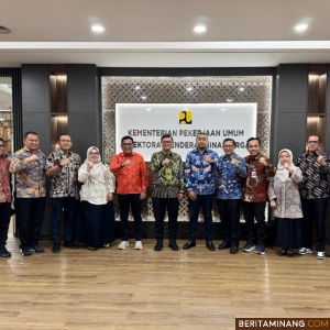 Plt. Gubernur Sumbar, Audy Joinaldy foto bersama ketika berada di Direktorat Bina Marga Kementrian PUPR Jakarta. Foto: Biro Adpim Sumbar