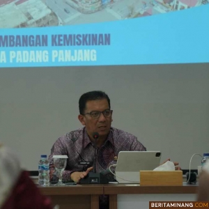 Penjabat (Pj) Wali Kota Padang Panjang, Sonny Budaya Putra, A.P, M.Si saat memimpin rapat koordinasi di Aula Bappeda Lantai III, Jumat (1/11/2024). Foto: Kominfo Padang Panjang