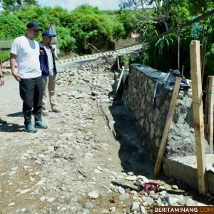 Penjabat (Pj) Wali Kota Padang Panjang, Sonny Budaya Putra, AP, M.Si lakukan peninjauan, Ahad (3/11/2024) di lokasi ini rusak berat akibat banjir bandang lahar dingin Marapi pada April dan Mei lalu. Foto: Kominfo Padang Panjang