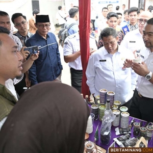 Audy saat meresmikan Kick Off Transformasi Digital - untuk Peningkatan Ekonomi Masyarakat, bertempat di Kantor Wali Nagari Koto Tangah Simalanggang (Kotasima), Kabupaten Lima Puluh Kota, Rabu (06/11/2024). Foto: Biro Adpim Sumbar