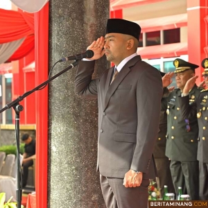 Plt Gubernur Sumatera Barat (Sumbar), Audy Joinaldy lketika menjadi Inspektur Upacara Peringatan Hari Pahlawan 2024 ldi halaman Kantor Gubernur Sumbar, Minggu (10/11/2024). Foto: Biro Adpim Sumbar