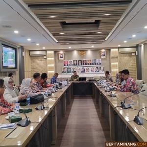 Suasana rapat antara Pemprov Sumbar dan Kementerian PUPR di Ruang Rapat Ditjen Bina Marga, Jakarta, Jumat (15/11/2024). Foto: Biro Adpim Sumbar