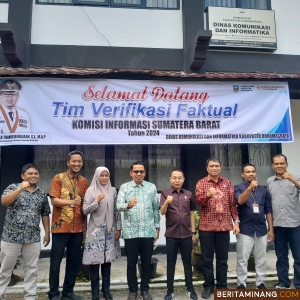 Pejabat Pengelola Informasi dan Dokumentasi (PPID) Kabupaten Dharmasraya ketika menerima visitasi Tim Verifikasi Faktual Komisi Informasi (KI) Sumatera Barat, di Pulau Punjung, Kamis (21/11/2024). Foto: Kominfo Dharmasraya