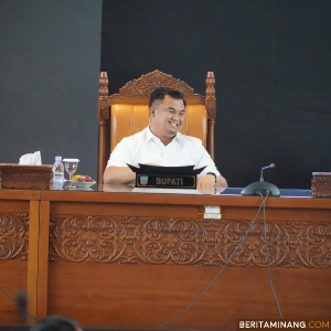 Bupati Dharmasraya, Sutan Riska Tuanku Kerajaan ketika menghadiri sidang paripurna DPRD Kabupaten Dharmasraya tentang APBD tahun 2025, Pulau Punjung, Selasa (12/11/2024). Foto: Kominfo Dharmasraya