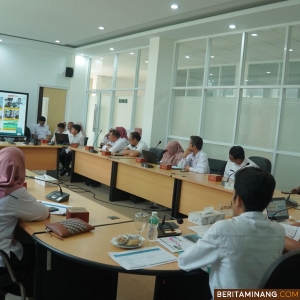 Penjabat (Pj) Wali Kota, Sonny Budaya Putra, AP, M.Si mengemukakan hal ini pada evaluasi tahap II pelaksanaan Smart City kepada tim penilai dari Kementerian Komunikasi dan Digital (Komdigi) beserta para asesor dari pusat secara daring, Rabu (13/11/2024), di Ruang VIP Balai Kota. Foto: Kominfo Padang Panjang