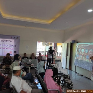 Suasana di RSUD M Zein Painan saat kegiatan Penyuluhan Kesehatan  Rangka World Psoriasis Day 2024 di Klinik Spesialis Kulit dan Kelamin rumah sakit setempat, Senin (4/11/2024). Foto: Kominfo Pessel