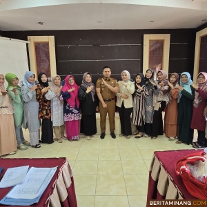 Foto bersama peserta Workshop Merajut di kantor Kelurahan Guguk Malintang (Gumala), Kecamatan Padang Panjang Timur (PPT) , Selasa (5/11/2024). Foto; Kominfo Padang Panjang