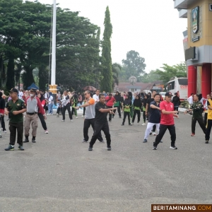 Suasana senam kebugaran dalam rangkaian acara HUT KORPI Ke-53 tingkat Kabupaten Dharmasraya di Halaman Kantor Bupati Dharmasraya pada hari Kamis pagi (28/11/2024). Foto: Kominfo Dharmasraya
