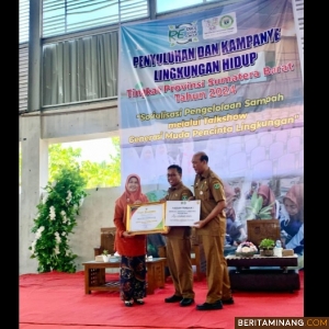 Kepala SMP N 2, Rita Yanti, S.Pd, saat menrima penghargaan prestasi terbaik 1 sebagai Sekolah Adiwiyata Provinsi Sumatera Barat.