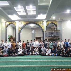 Kegiatan Subuh Mubarak UNP yang dilaksanakan secara luring bersama Ustaz Dr. Junizar Suratman, M.A. pada Jumat (15/11) bertempat di Masjid Raya Al-Azhar Kampus UNP Air Tawar Padang. Foto dokumentasi ET.