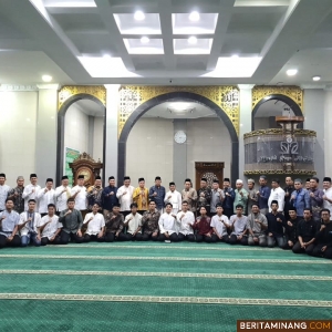 Kegiatan Subuh Mubarak UNP yang dilaksanakan secara luring bersama Ustaz H. Dafril Tuanku Bandaro, M.Pd.I. pada Jumat (8/11) bertempat di Masjid Raya Al-Azhar Kampus UNP Air Tawar Padang. Foto dokumentasi ET.
