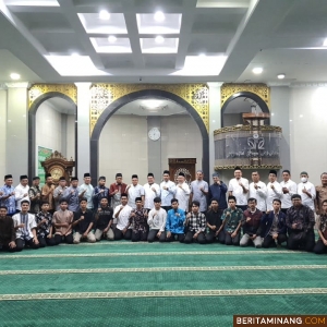 Kegiatan Subuh Mubarak UNP yang dilaksanakan secara luring bersama Ustaz Prof. dr. Hardisman, M.HID., Dr.PH., FRSPH.  pada Jumat (1/11) bertempat di Masjid Raya Al-Azhar Kampus UNP Air Tawar Padang. Foto dokumentasi ET.