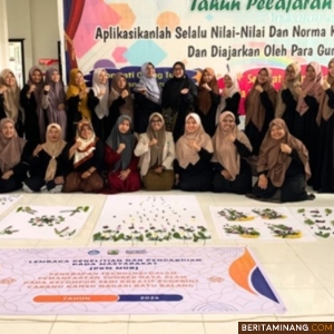 Tim Pengabdian Kepada Masyarakat (PKM) Nagari Mambangun Lembaga Penelitian dan Pengabdian Masyarakat (LPPM) Universitas Andalas, foto bersama dengan peserta pelatihan di Aula Sekolah Dasar Terpadu Muhammadiyah Sarilamak, Tanjung Pati, Kabupaten Limapuluh Kota. Foto-Foto: Tim Pengabdian Unand