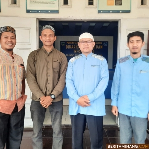 Ungku Zulfikar yang lulus kuliah di Universitas Al-Azhar Asy-Syarif Mesir didampingi Ungku Makmur, Jumat (15/11/2024). Foto: AS