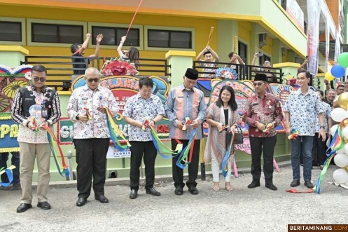 Gubernur Sumatera Barat (Sumbar), Mahyeldi Ansharullah saat penetapan Sekolah Kristen Kalam Kudus Padang sebagai Google Reference School (GRS) pertama di Sumatera sekaligus yang kedua di luar Jawa dan Sulawesi Utara di kompleks sekolah tersebut, Kamis (28/11/2024). Foto: Biro Adpim Sumbar