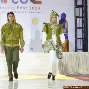 Hasil desain produk unggulan batik dalam The Modest Young Designer Competition Batik Kategori Umum pada ajang Padang Panjang Festival (Papa Fest) 2024 di Pameran Produk UMKM Kota Padang Panjang, Jumat (6/12/2024). Foto: Kominfo Padang Panjang